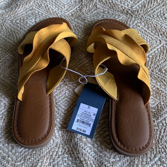 Universal Threads Sandals - Picture 2 of 3